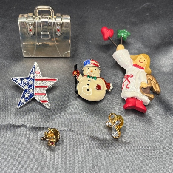 Jewelry - Festive Brooch and Pin Set